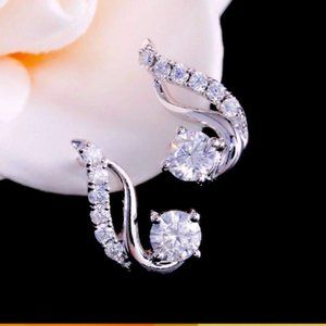 New Beautiful Sterling Silver Diamond Stud Earrings